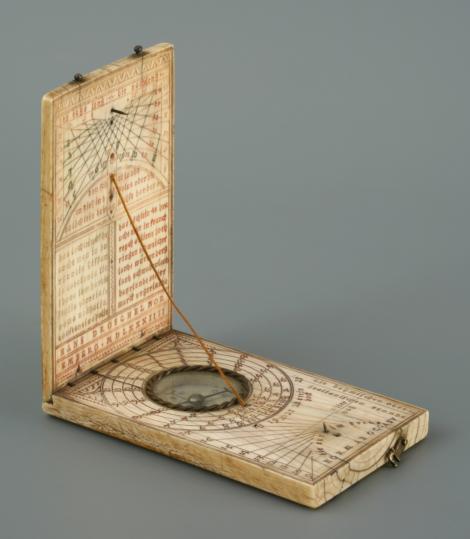 Zdjęcie nr 10 (10)
                                	                             Zegar słoneczny typu norymberskiego, pamiątka po J. Brożku, 1584 r.
                            